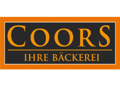 Schwarzes, rechteckiges Logo mit orangem Rahmen und folgendem orangen Schriftzug: Coors, Ihre Bäckerei.