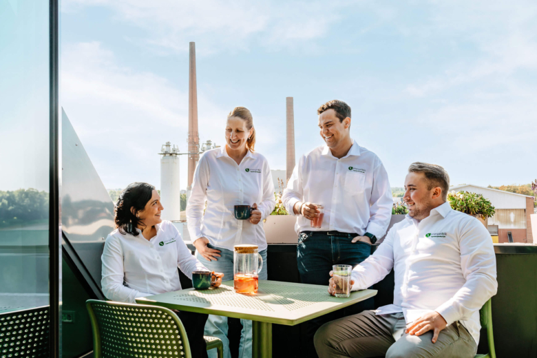 Mitarbeiter auf der Terrasse bei einem Getränk