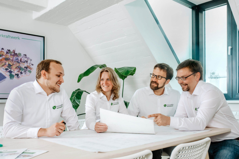 energethik Mitarbeiter bei einem Meeting am Konferenztisch