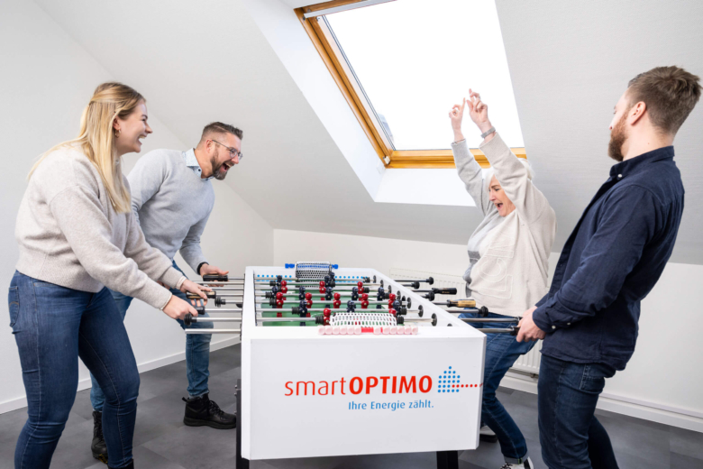 smartOPTIMO Mitarbeiter beim Kickern