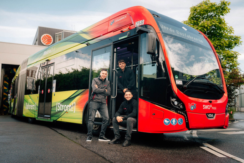 Drei Mitarbeiter der Stadtwerke Osnabrück vor einem Bus
