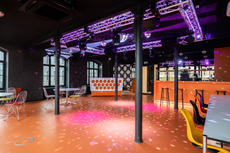 Partyraum mit Theke und Tanzfläche bei der MUUUH! Group