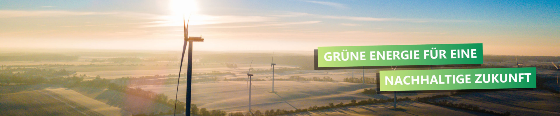 Landschaft mit Windrädern. Text im Vordergrund: "Grüne Energie für eine nachhaltige Zukunft"