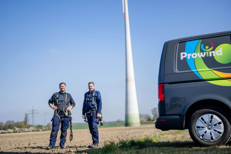 Zwei Mitarbeiter von Prowind in Klettermontur vor einem Windrand