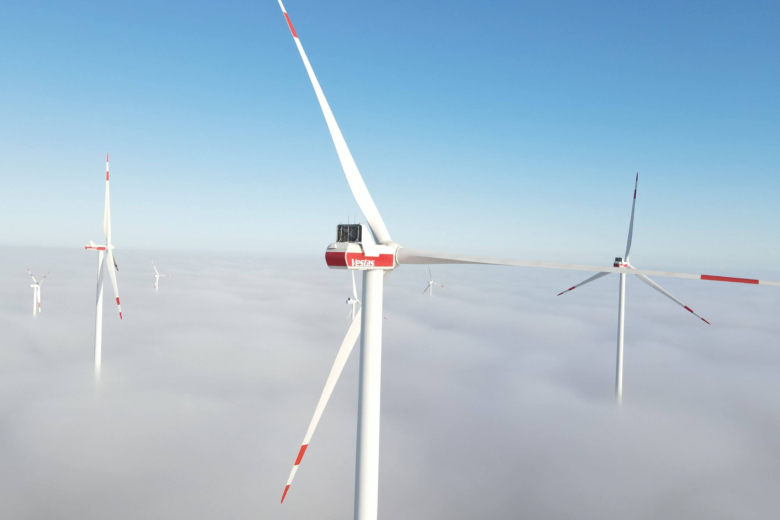 Windrad über einer Wolkendecke