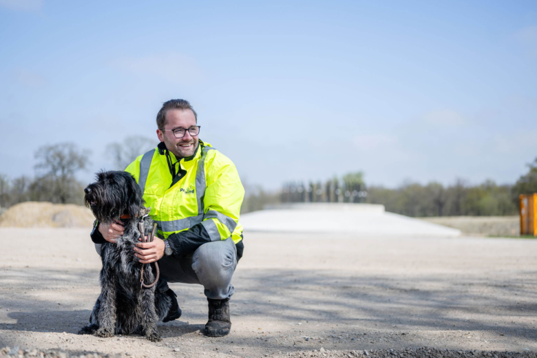 Prowind Mitarbeiter mit einem Hund
