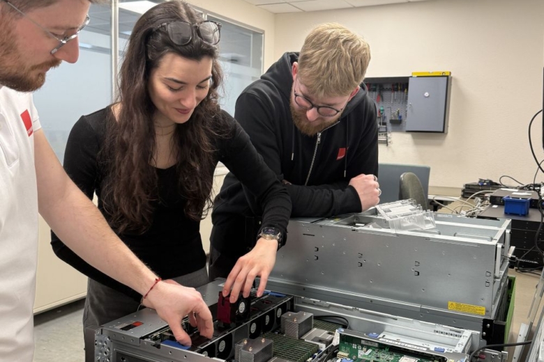 Drei Mitarbeiter bei der Arbeit an einem Computer