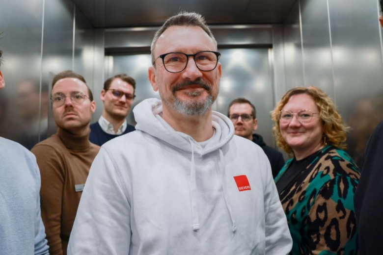 Mitarbeiter der SIEVERS GROUP im Fahrstuhl