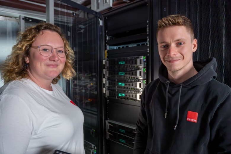 Zwei Mitarbeiter der SIEVERS GROUP vor einem Serverschrank