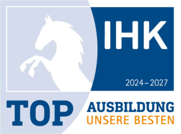Siegel TOP AUSBILDUNG UNSERE BESTEN von der IHK für die Jahre 2024 bis 2027 mit weißer Pferdesilhouette.