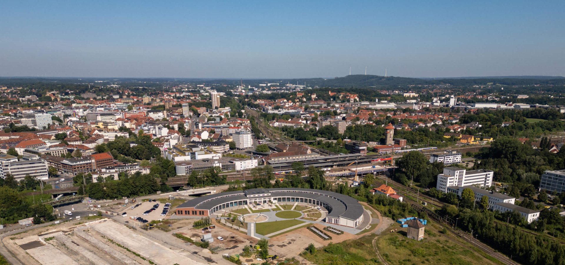 Luftaufnahme des halbkreisförmigen Gebäude-Ensembles des Coppenrath Innovation Center im Lokviertel Osnabrück.