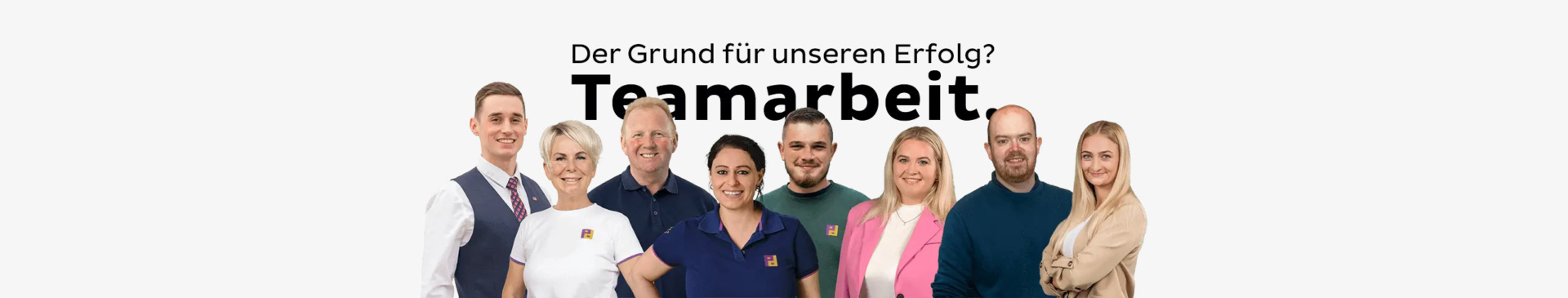 Acht lächelnde Mitarbeiterinnen und Mitarbeiter vor dem Text Der Grund für unseren Erfolg? Teamarbeit.