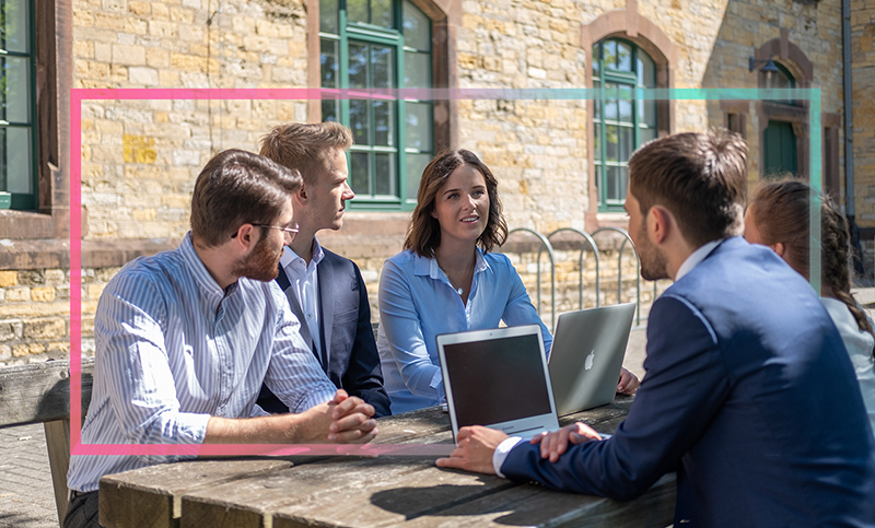 Fünf Businessmenschen auf einer Bank