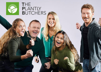 Fünf freudig jubelnde Personen posieren mit geballten Fäusten vor weißem Hintergrund unter dem Logo "The Plantly Butchers".