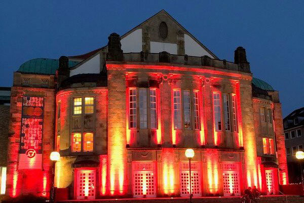 Foto von einem Theater im Abendhimmerl, das angeleuchtet wird.