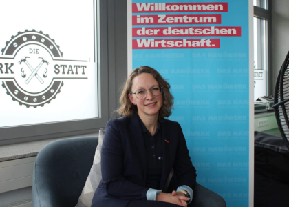 Anna Brockhoff im modernen, hellen Konferenzraum der HWK Osnabrück-Emsland-Grafschaft Bentheim in den Räumen in der Bramscher Straße im Stadtteil Sonnenhügel.