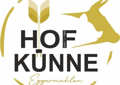 Logo von Hof Künne Eggermühlen mit einer goldenen stilisierte Ähre und einem Kuhkopf-Umriss in einem goldenen Kreis.