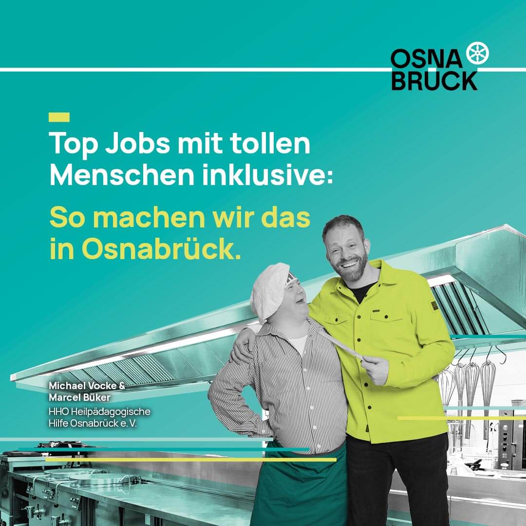 Michael Vocke und Marcel Büker von der HHO stehen arm in arm lächelnd in einer Großküche. Slogan: 'Top Jobs mit tollen Menschen inklusive'.