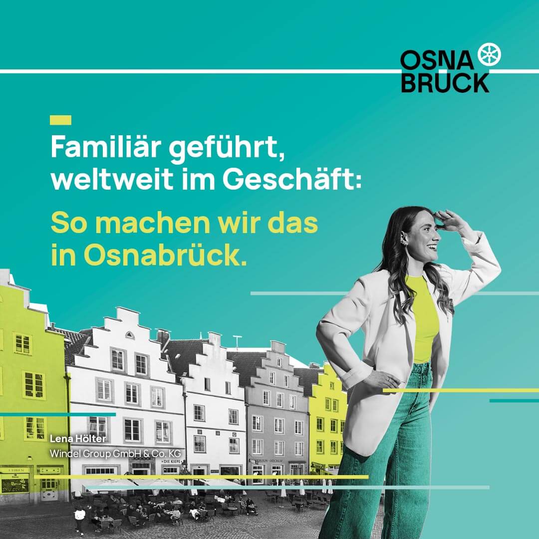 Lena Hölter blickt vorausschauend über den Osnabrücker Marktplatz mit historischen Giebelhäusern. Slogan: 'Familiär geführt, weltweit im Geschäft'.