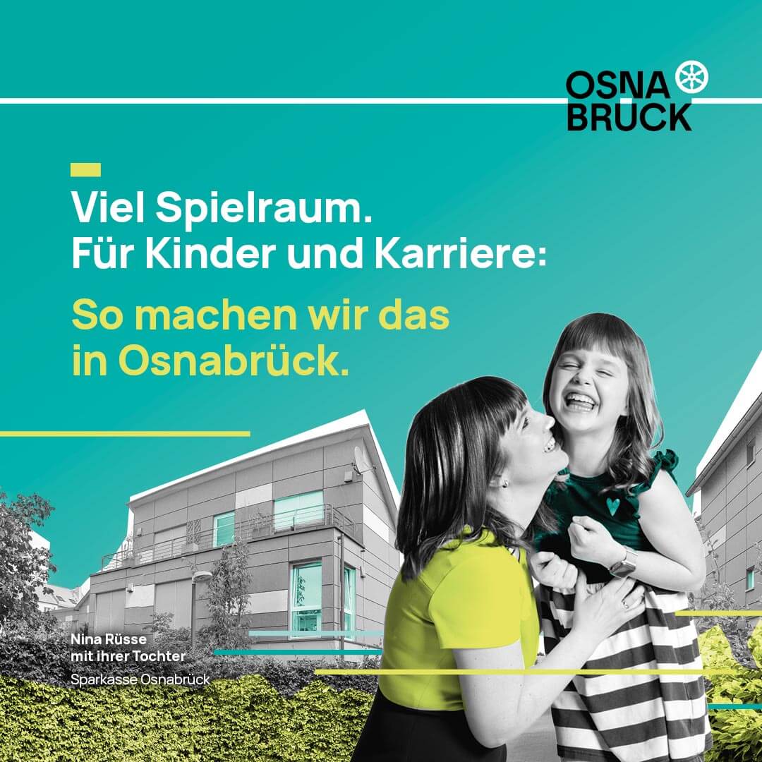 Nina Rüsse lacht mit ihrer Tochter vor einem Wohnhaus. Slogan: 'Viel Spielraum. Für Kinder und Karriere: So machen wir das in Osnabrück.'