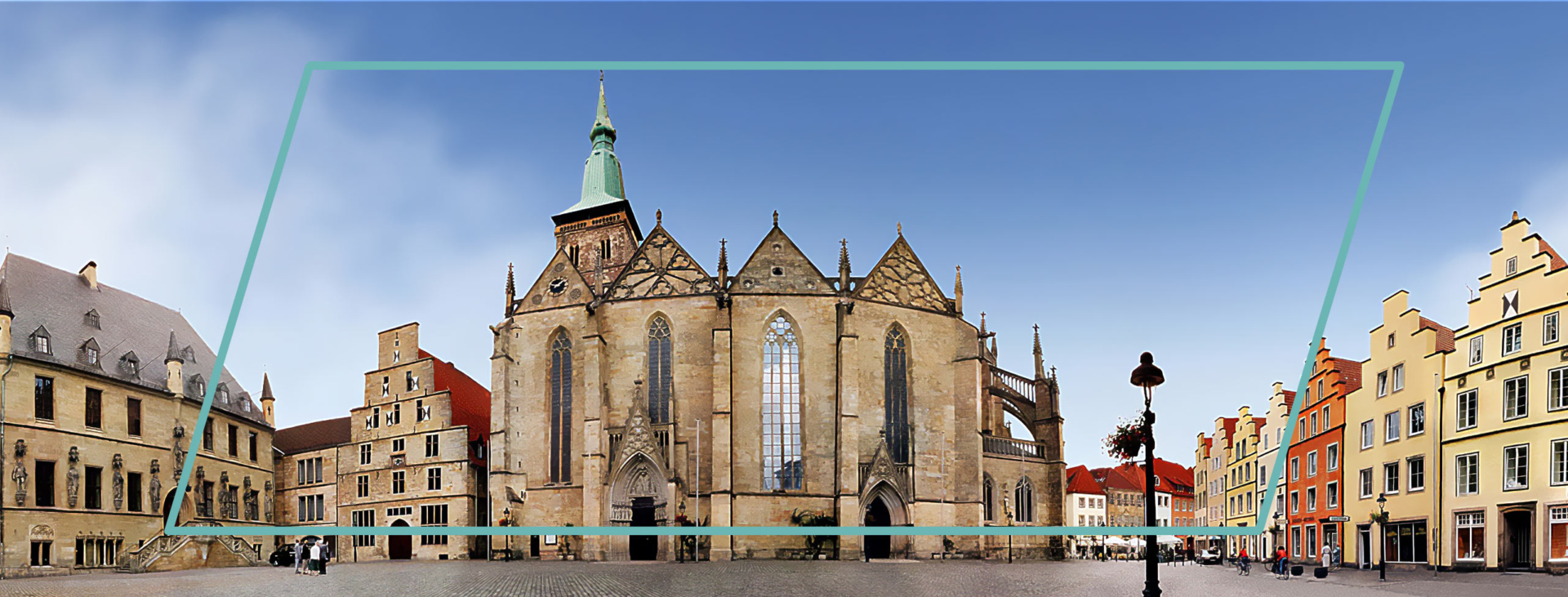 Panoramafoto von alten Gebäuden auf dem Osnabrücker Marktplatz.
