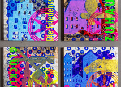 Vier bunt bedruckte Kunstquadrate zu Osnabrück mit Motiven, Mustern und den Schriftzügen: Die Friedensstadt, Zuhause, Glücklich und Osnabrück.