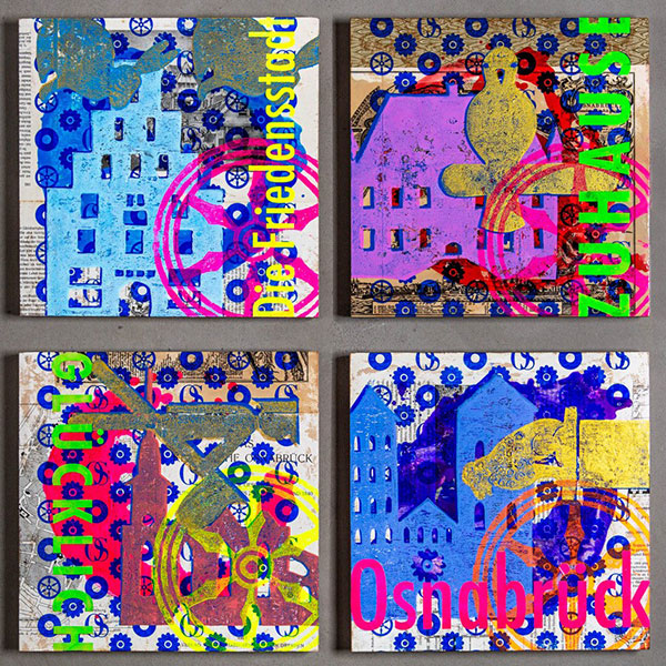 Vier bunt bedruckte Kunstquadrate zu Osnabrück mit Motiven, Mustern und den Schriftzügen: Die Friedensstadt, Zuhause, Glücklich und Osnabrück.