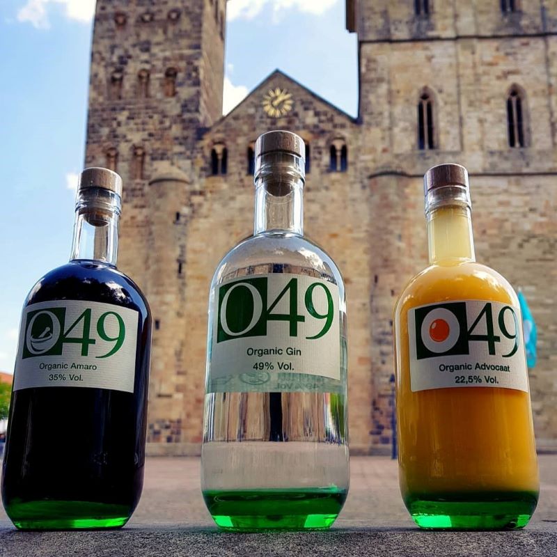 Hochwertige Bio-Spirituosen aus Osnabrück: O49 bietet feinsten Organic Gin, Kräuterlikör Amaro sowie cremigen Eierlikör Advocat in Bio-Qualität.