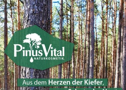 Kiefernwald im Hintergrund, im Vordergrund ein Logo mir Schriftzug: PinusVital Naturkosmetik. Dazu ein grün hinterlegter Spruch: Aus dem Herzen der Kiefer, zum Schutz der Haut.