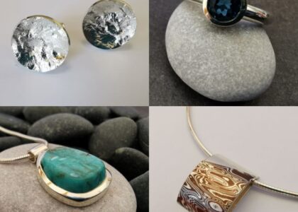 Vierteilige Collage aus silbernem Schmuck: Ohrstecker, Ring mit blauem Stein, Kette mit Türkis und ein gebogener Anhänger mit Holzmaserung.