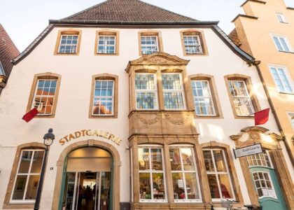 Historisches Gebäude mit Erker, gläsernem Eingangsportal und Schildern mit dem Schriftzug: StadtGalerie und StadtGalerie Contor.