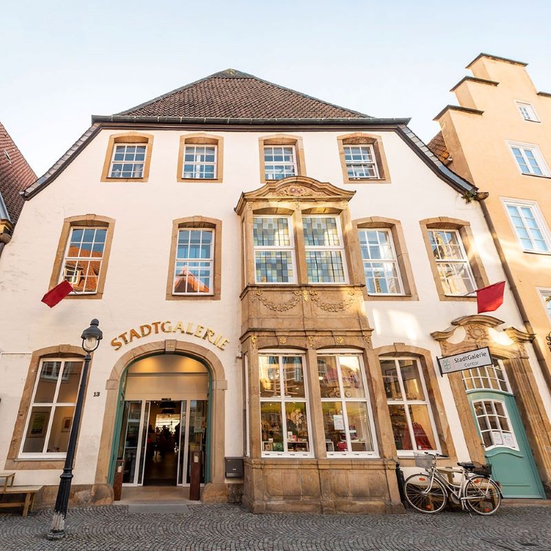 Historisches Gebäude mit Erker, gläsernem Eingangsportal und Schildern mit dem Schriftzug: StadtGalerie und StadtGalerie Contor.