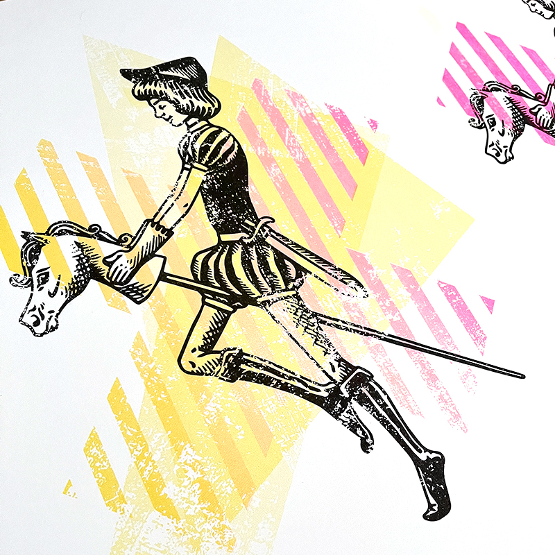 Grafische Illustration einer Person in historischem Gewand, die auf einem Steckenpferd reitet, vor gelben und rosa Streifenmuster.