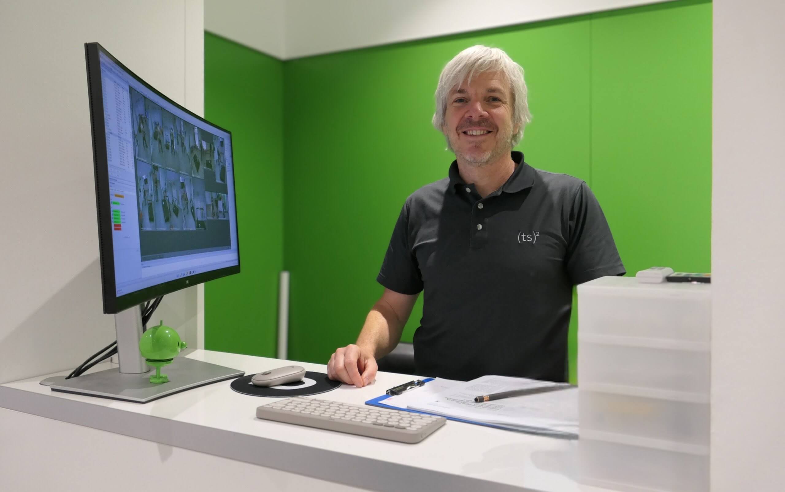 Thomas Stief lächelt an seinem Schreibtisch im Labor neben einem Computerbildschirm.
