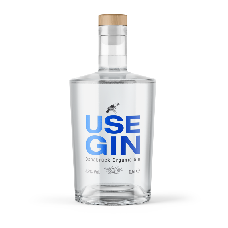 Durchsichtige Gin-Flasche mit Holzverschluss und blauem Schriftzug: Use Gin Osnabrück Organic Gin, sowie kleiner Vogel-Illustration.