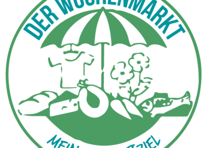 Grünes, kreisförmiges Logo mit Marktschirm, Lebensmitteln und Kleidung sowie folgendem Schriftzug: Der Wochenmarkt – mein Einkaufsziel.